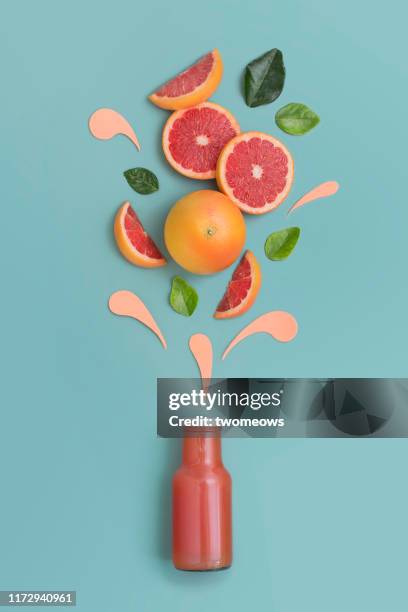 grapefruit fruits and juice in bottle. - flat lay photography stock-fotos und bilder