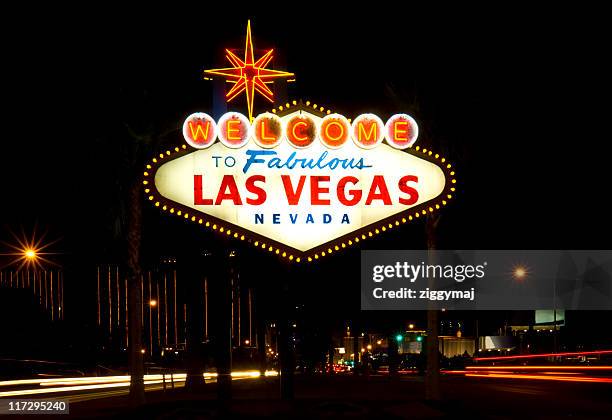 famous landmark las vegas sign illuminated at night - welcome to fabulous las vegas nevada sign stock pictures, royalty-free photos & images