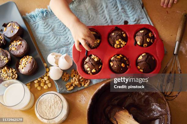 moeder en kinderen bereiden cake samen - brownie stockfoto's en -beelden
