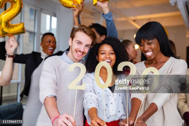 2020 firandet nyårsafton i ny office - happy new year 2020 bildbanksfoton och bilder