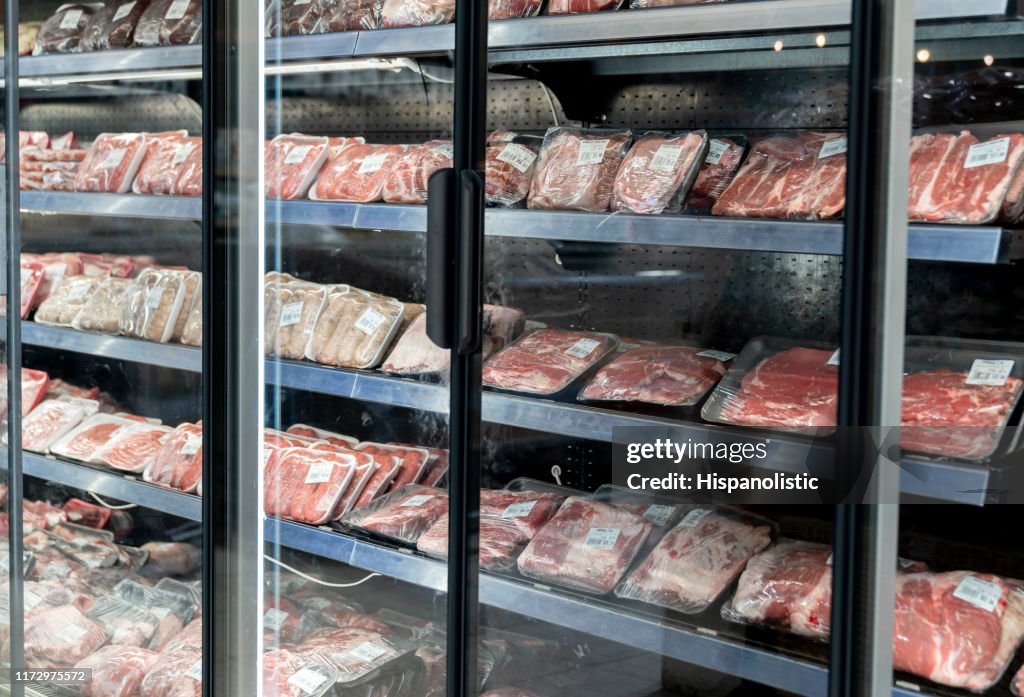 スーパーマーケットの冷蔵セクションでパックされた肉の異なる種類