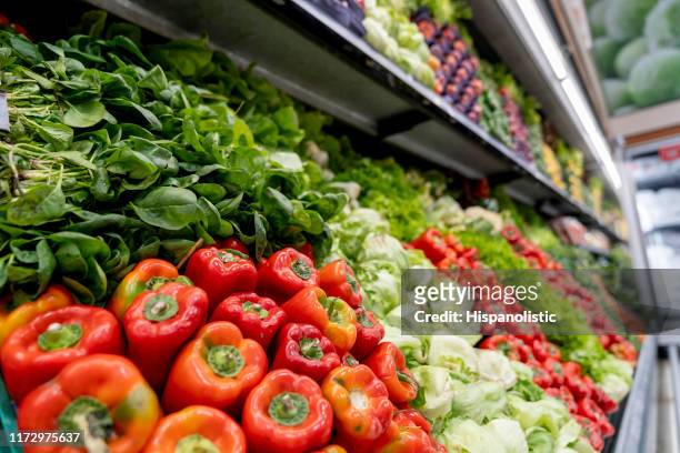 nahaufnahme von frischem gemüse im kühlbereich eines supermarktes - obstauslage stock-fotos und bilder