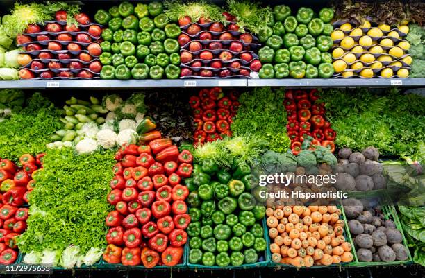 köstliches frisches gemüse und obst im kühlbereich eines supermarktes - fruit and vegetables stock-fotos und bilder