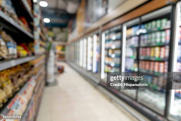 tir non focalisé de l'allée à un supermarché - rayon des produits frais photos et images de collection