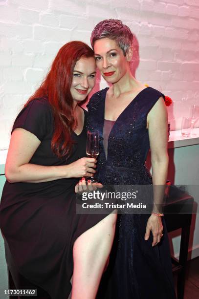 Book author Anna Zimt and Cheryl Shepard attend the 'Helden des Alltags' Gala at Theater Kehrwieder on October 1, 2019 in Hamburg, Germany.