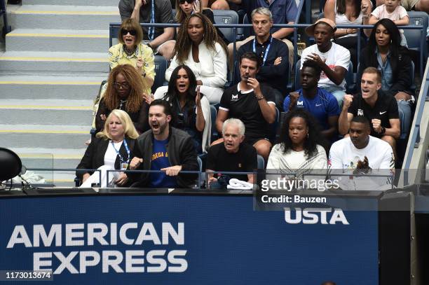 Anna Wintour, Venus Williams, Oracene Price, Meghan, Duchess of Sussex, and Alexis Ohanian attend US Open Finals on September 07, 2019 in Corona, New...