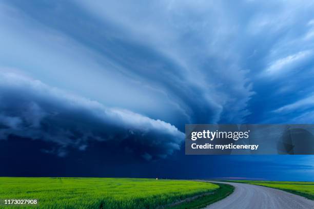 super cell prairie storm saskatchewan canada - supercell stockfoto's en -beelden