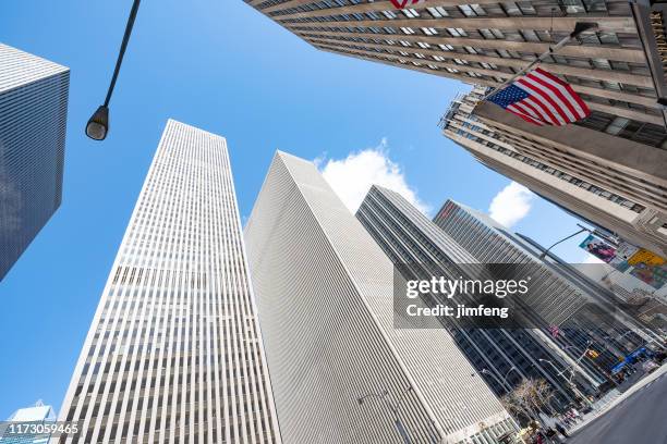 het uitzicht op 6e ave in new york city, usa. - sixth avenue stockfoto's en -beelden