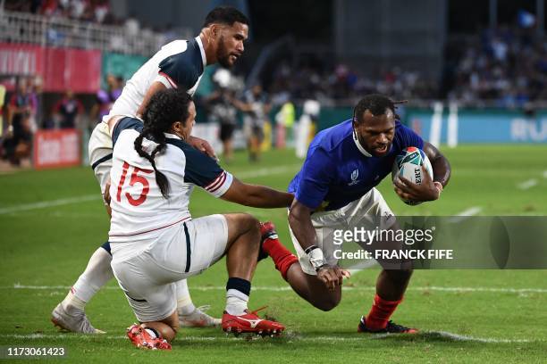 Lock Nate Brakeley runs and misses a try opportunity during the Japan 2019 Rugby World Cup Pool C match between France and the United States at the...