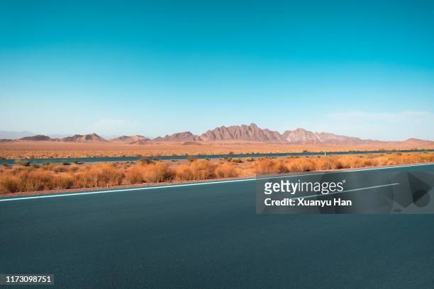 desert empty road with blue sky and white clouds - wüstenstraße stock-fotos und bilder