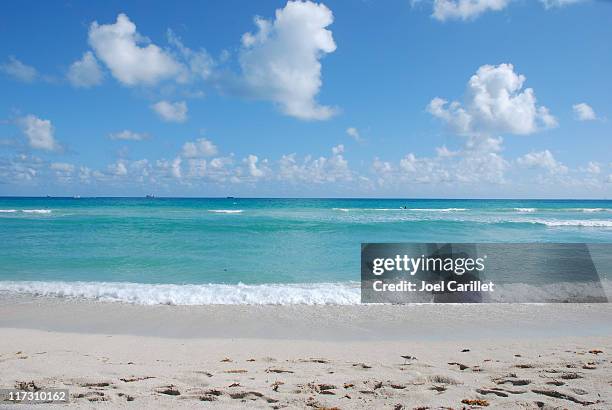 vue sur l'océan, du sable et du ciel de miami, de south beach - miami beach miami photos et images de collection