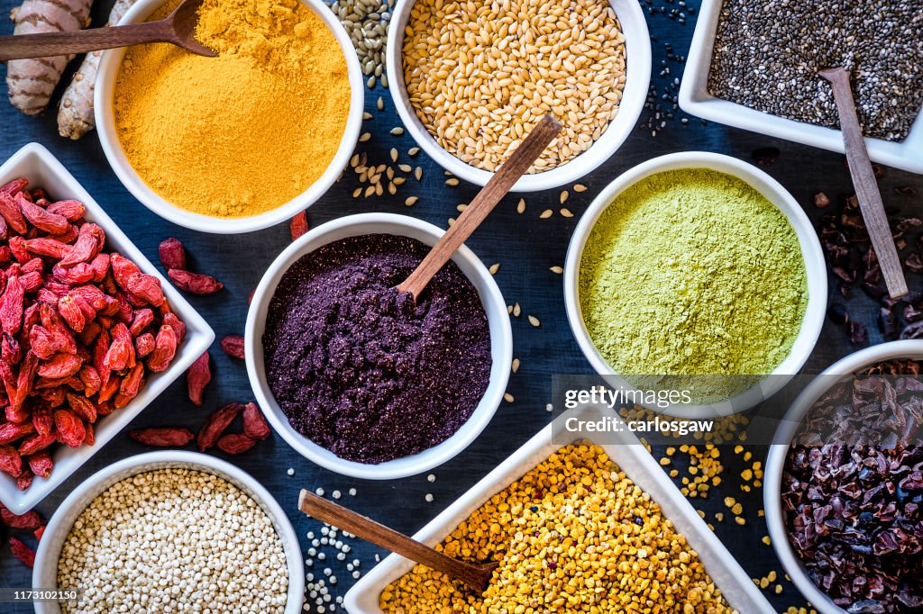 Sortiment verschiedener Arten von Superfoods