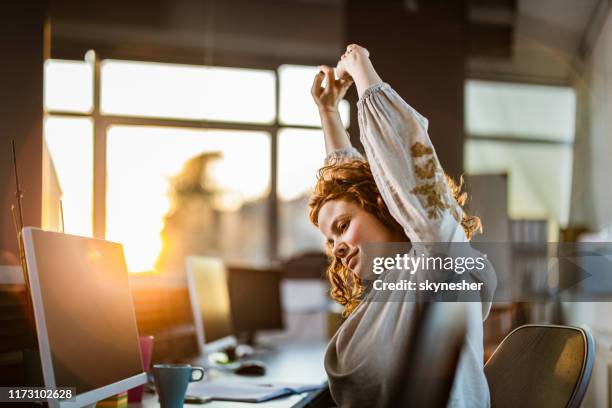 オフィスで伸びる赤毛のコンピュータプログラマー。 - stretching ストックフォトと画像