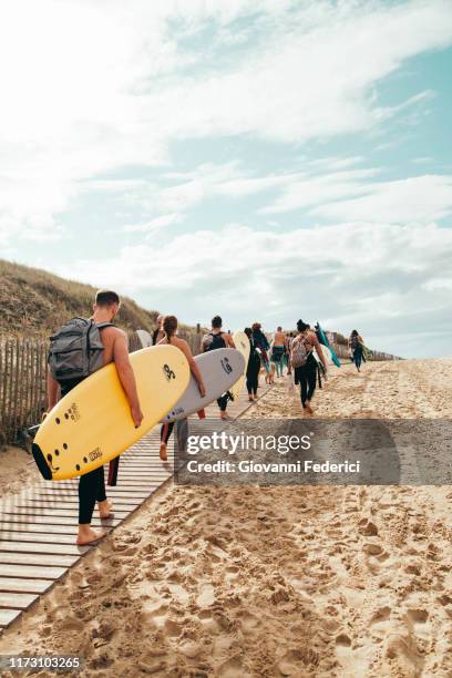 surfers - hossegor stockfoto's en -beelden