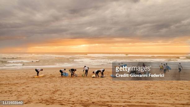 surfers at sunset in hossegor - hossegor stockfoto's en -beelden
