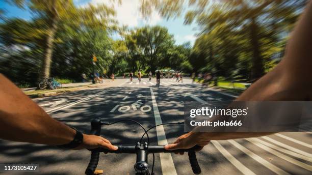 equitação de bicicleta pov: biking central park em nova york - central park manhattan - fotografias e filmes do acervo