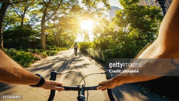 pov ciclismo: hombre con moto de carreras de carretera en nueva york - handlebar fotografías e imágenes de stock