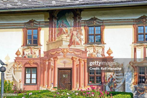 die vorderseite des pontius pilatushauses in oberammergau. bayern, deutschland. - passionsspiel stock-fotos und bilder