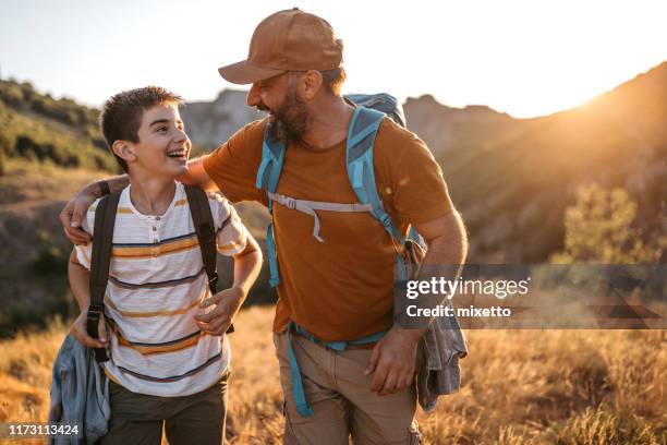 fare ricordi senza tempo con mio figlio - family hiking in spring outdoors foto e immagini stock