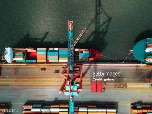 vista de ángulo alto en la terminal de contenedores de grúa de carga - dársena fotografías e imágenes de stock
