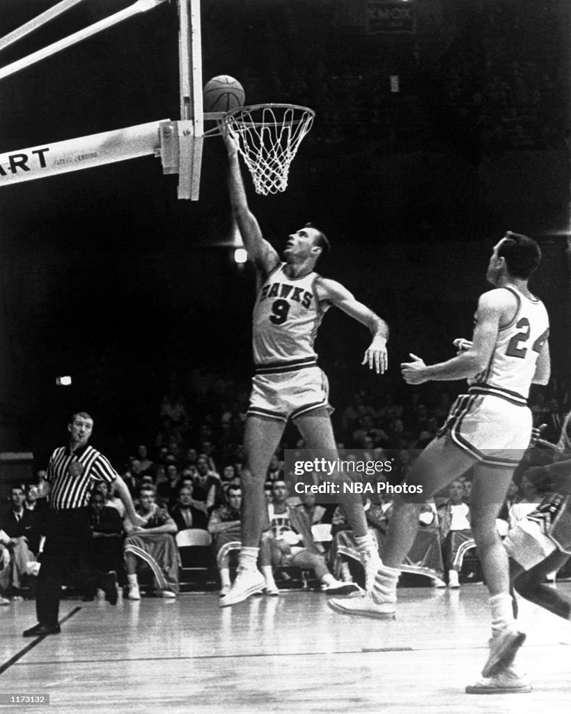 Bob Pettit goes up for a layup 