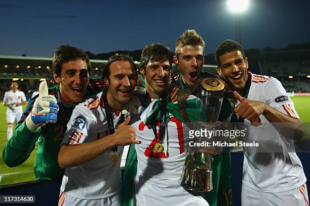 To R: Diego Marino,Diego Capel,Ruben Perez,David de Gea and Alvaro Dominguez of Spain pose with the winners trophy after their sides 2-0 victory...