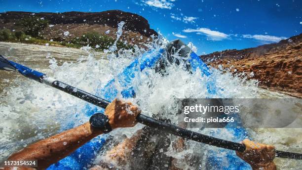 rafting in pov con kayak nel fiume colorado, moab - videocamera indossabile foto e immagini stock