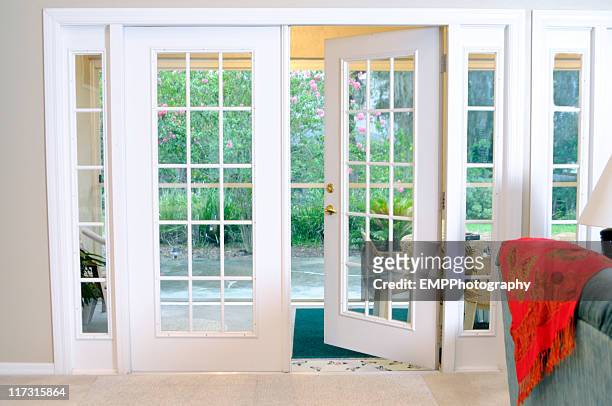 ouverture des portes à deux vantaux sans rideaux blancs - porte d'accès à la terrasse photos et images de collection