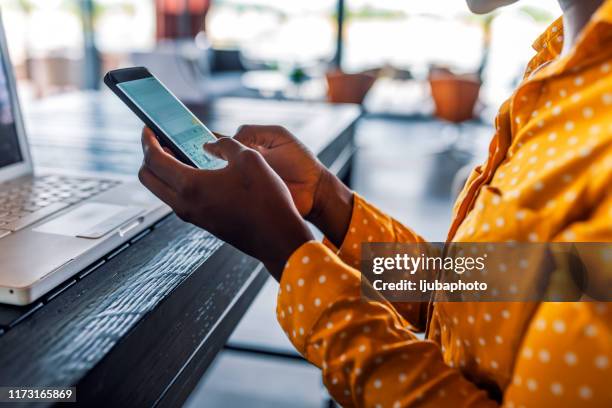 nehmen sie ihr unternehmen online und beobachten sie, wie es wächst - black hand holding phone stock-fotos und bilder