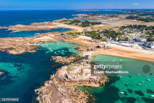 cote de granit rose from the sky - france, bretagne - ploumanach stockfoto's en -beelden