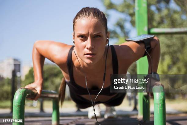 美麗的運動女人在戶外健身房鍛煉 - parallel bars gymnastics equipment 個照片及圖片檔