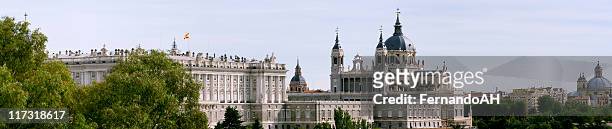 catedral de la almudena - palacio real de madrid fotografías e imágenes de stock