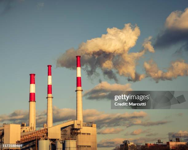 industrial pollution - schornstein stock-fotos und bilder
