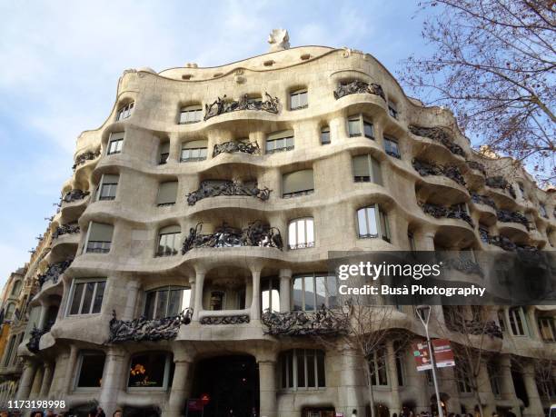 casa milà, popularly known as la pedrera, a famous modernist building in the center of barcelona, designed by antoni gaudí. barcelona, spain - antoni gaudi casa mila stock pictures, royalty-free photos & images