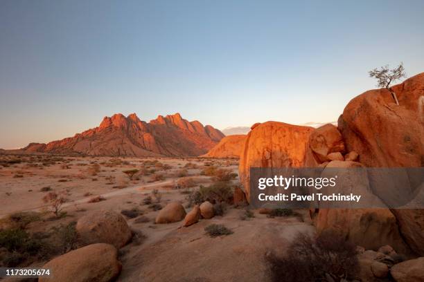 pontok mountains in the spitzkoppe nature reserve at sunset, namibia, 2018 - arid climate - fotografias e filmes do acervo