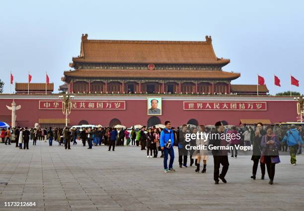 landmark tiananmen square and famous gate with mao zedong portrait into forbidden city palace complex, beijing, china - tiananmen square fotografías e imágenes de stock