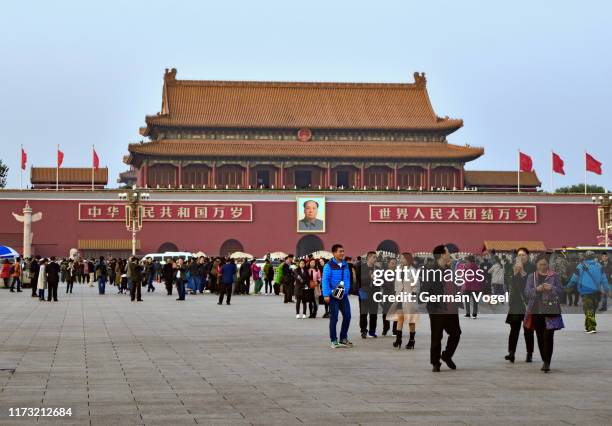 landmark tiananmen square and famous gate with mao zedong portrait into forbidden city palace complex, beijing, china - tiananmen square 個照片及圖片檔