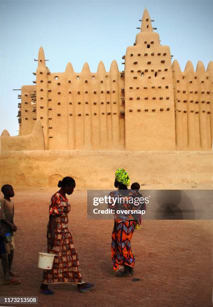 mezquita de barro de malí - bamako fotografías e imágenes de stock