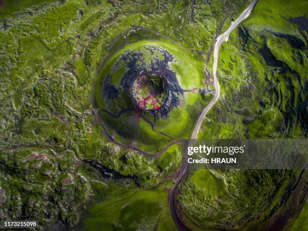 abstrakte schöne vulkanische landschaft im hochland von icelan - volcanic crater stock-fotos und bilder