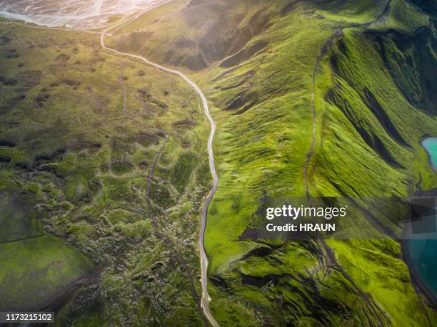 paisaje volcánico abstracto en las tierras altas de islandia. - huella de carbono fotografías e imágenes de stock