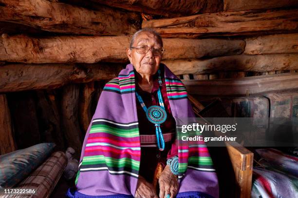 traditionell autentisk navajo äldre kvinna poserar i traditionella kläder i en hogan i monument valley arizona - american indian bildbanksfoton och bilder