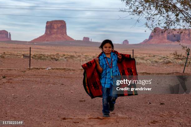 happy young eight year old native indian indian navajo board outside auf der navajo reservation in monument valley tribal park im norden arizonas - cherokee stock-fotos und bilder
