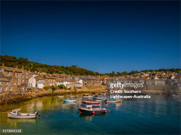 the lovely colourful harbour of mousehole, cornwall, england, united kingdom. - ネズミの穴 ストックフォトと画像