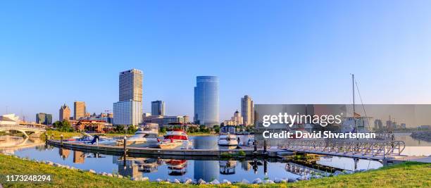 low angle view of milwaukee downtown skyline in the early morning - milwaukee, wisconsin, usa - milwaukee skyline - fotografias e filmes do acervo