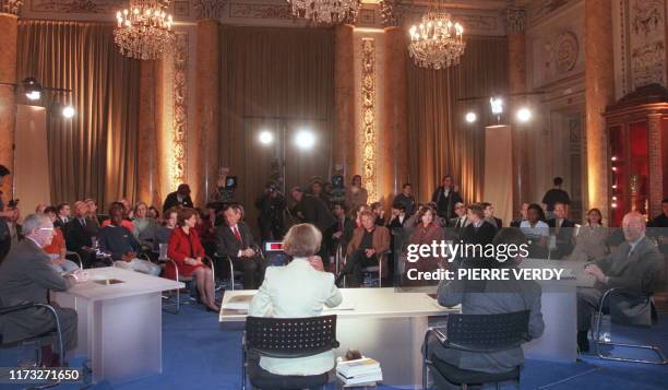 L'ancien président de la Commission européenne Jacques Delors et l'ancien président Valéry Giscard d'Estaing sont interrogés par Alain Duhamel et...