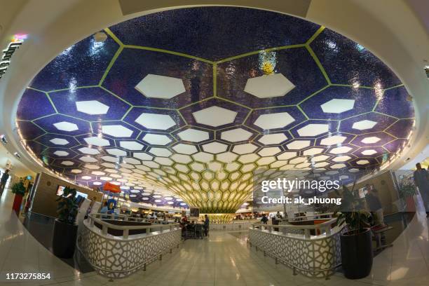 interior abu dhabi international airport - abu dhabi airport stockfoto's en -beelden