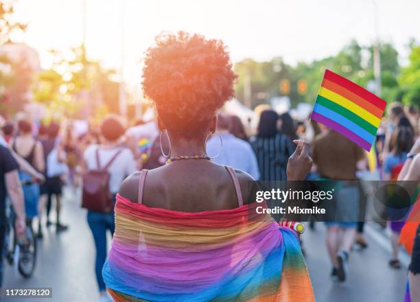 junge afrikanische ethnie frau auf dem liebesfest - gay parade stock-fotos und bilder