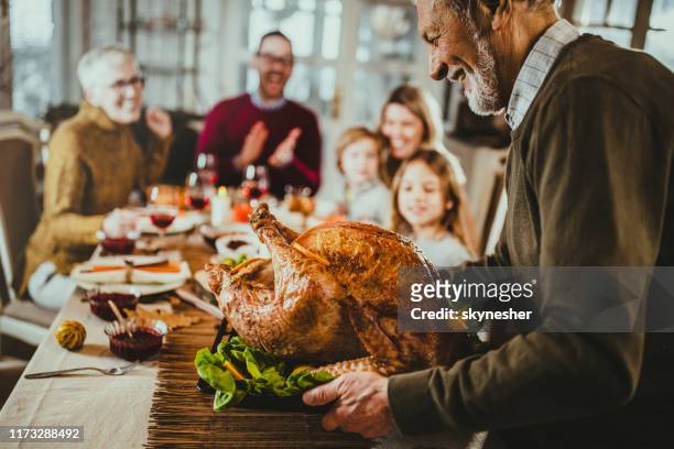 het is tijd voor thanksgiving turkije! - thanksgiving table stockfoto's en -beelden