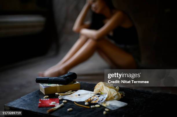 drugs overdose and addiction concepts. drug rehabilitation concepts. - drug rehab stockfoto's en -beelden