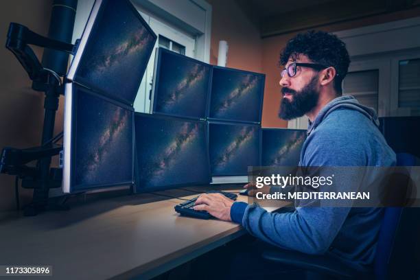 astronoom in het bedieningspaneel kamerscherm - multiple screens stockfoto's en -beelden